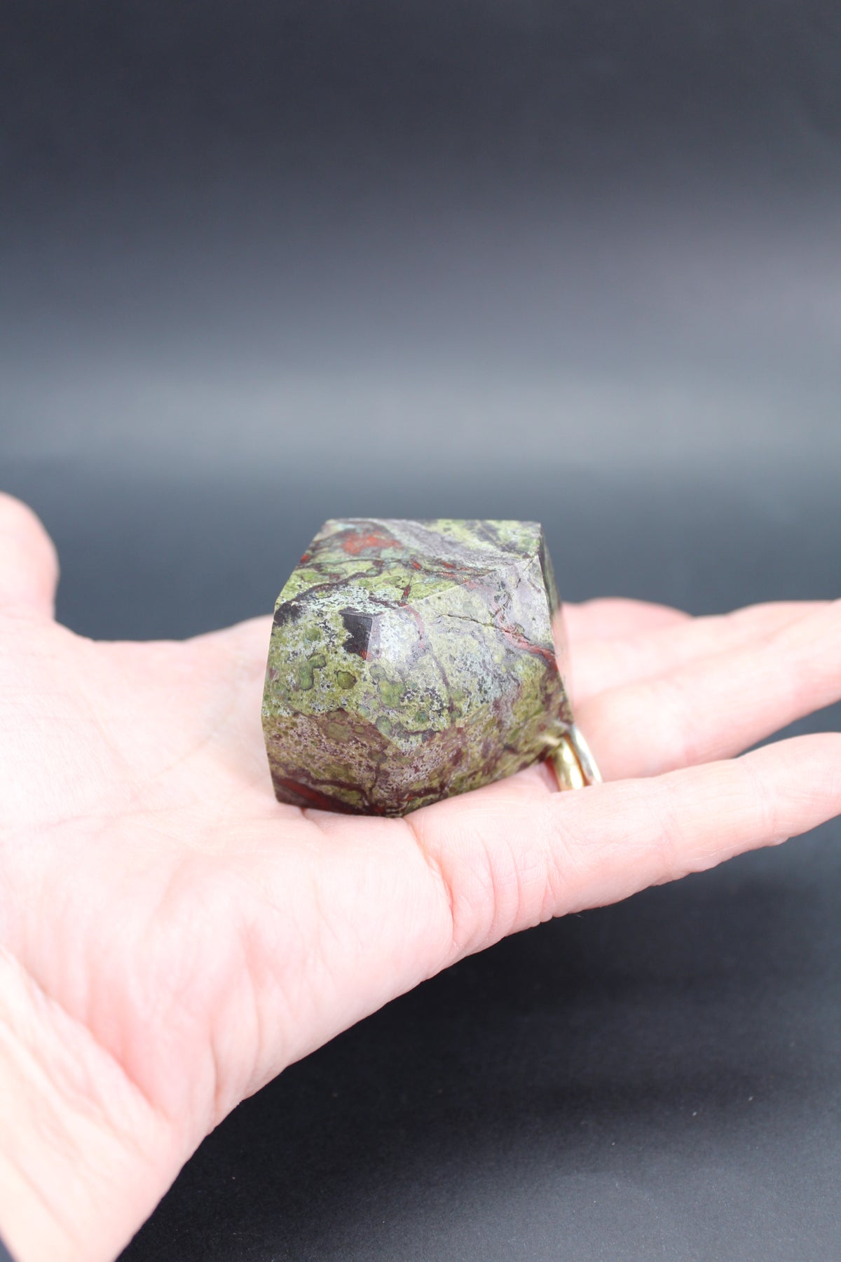 Dragon Blood Jasper Geometrisk Figur – UNIKA