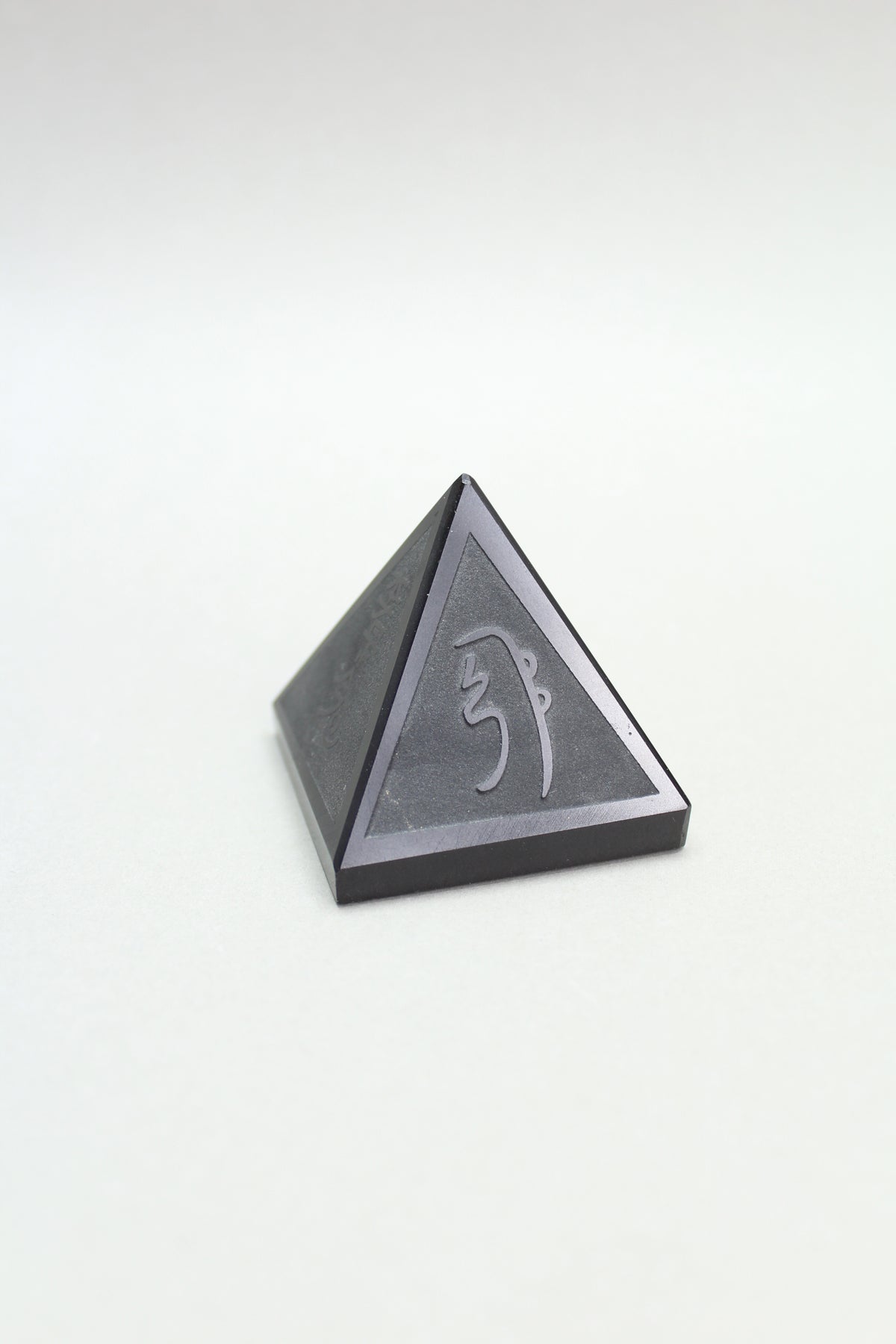 Reiki Healing Pyramide i Sort Onyx – UNIKA