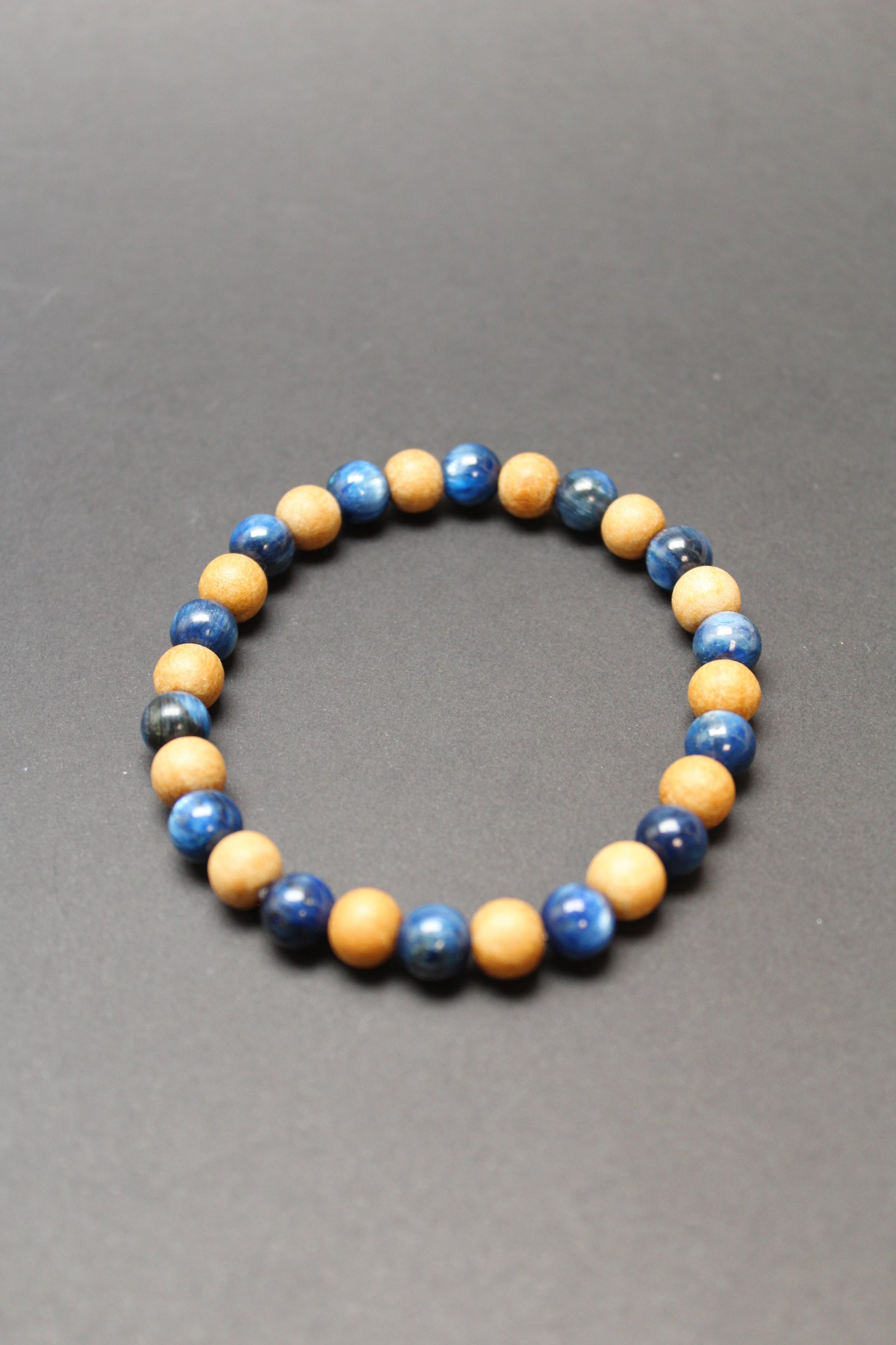 Krystalarmbånd kyanit og sandlewood 8mm perler 17cm