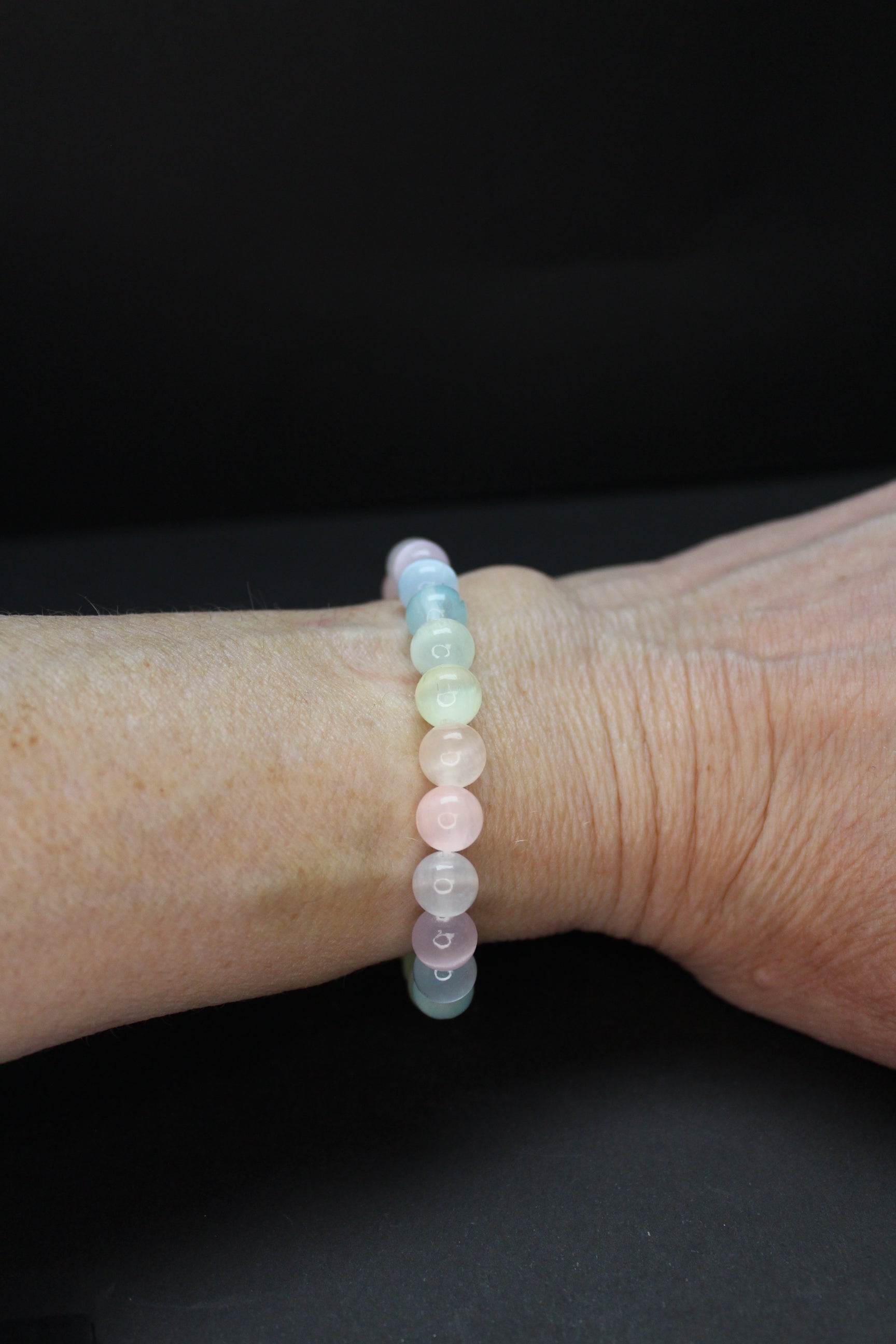 armbånd i pastelfarvet selenit 8mm