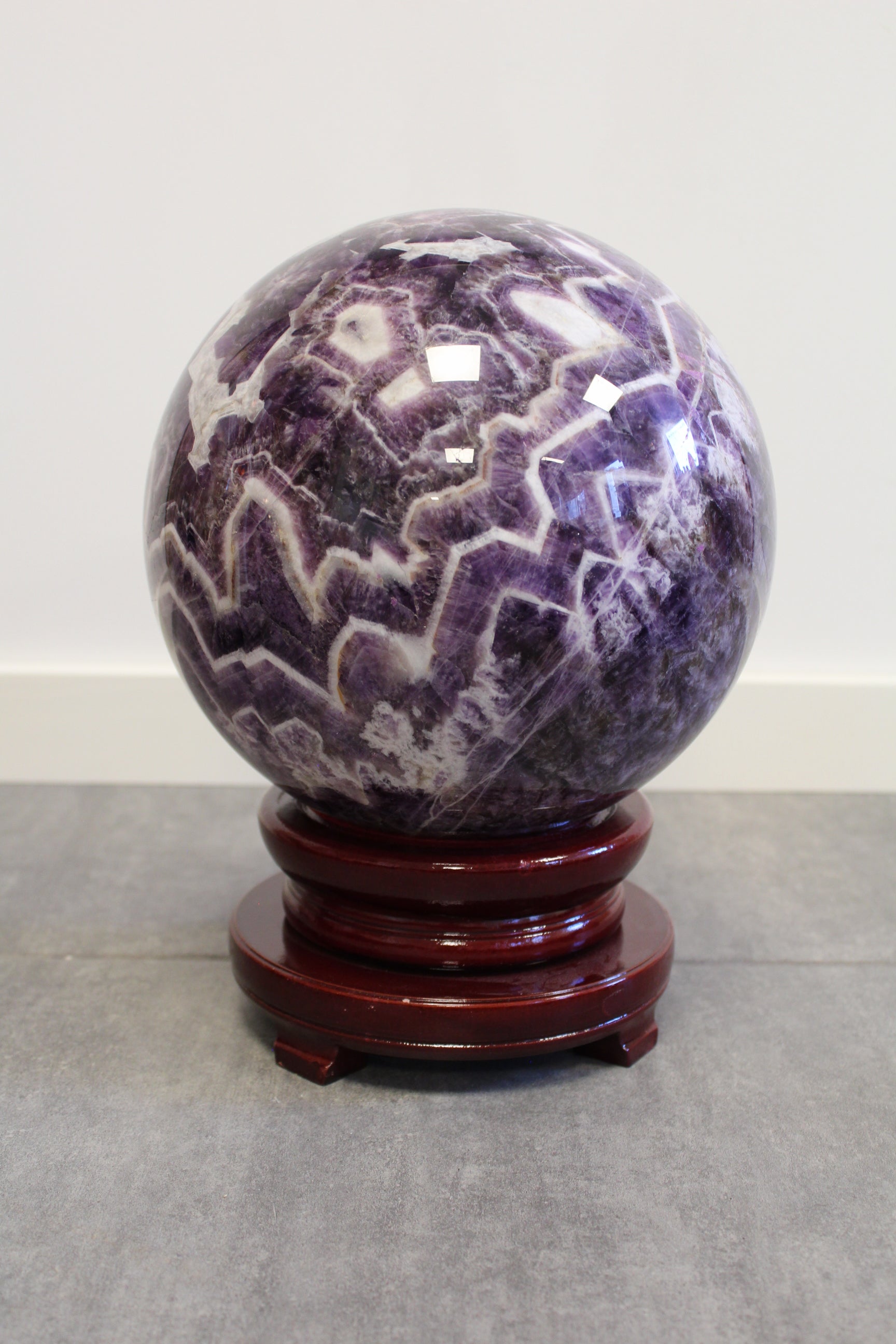 Chevron Ametyst Kugle på 15,6 kg.
