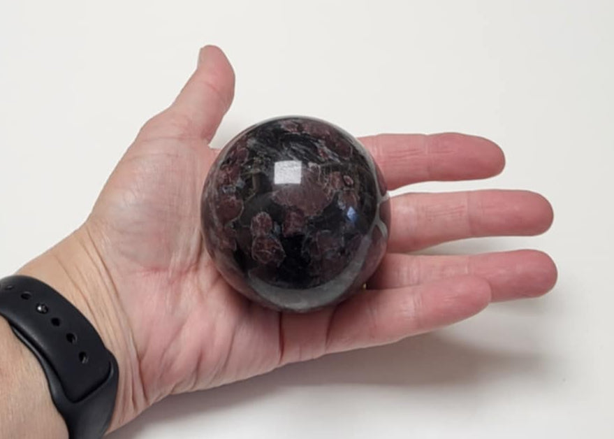 Granat kugle med Astrophyllit