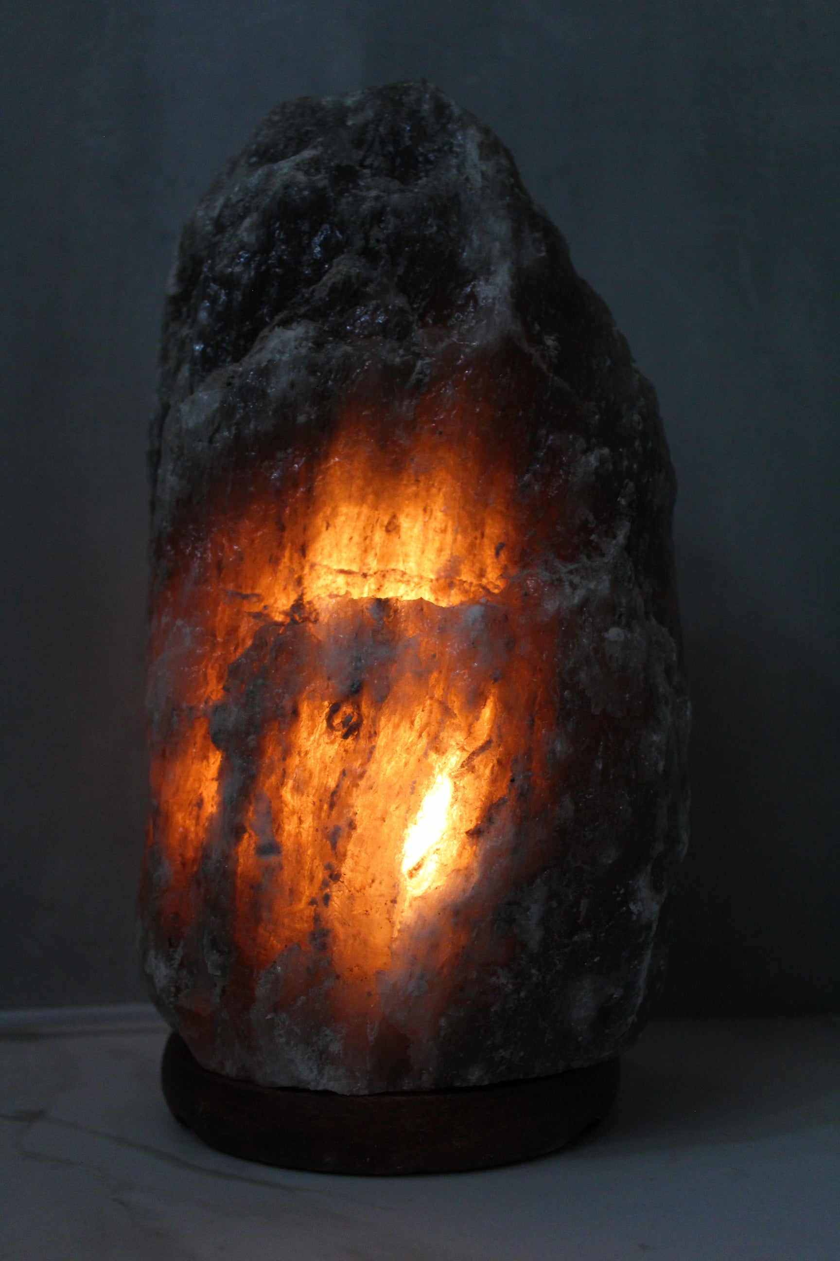 Himalaya saltlampe i naturlig grå farve, 4–6 kg