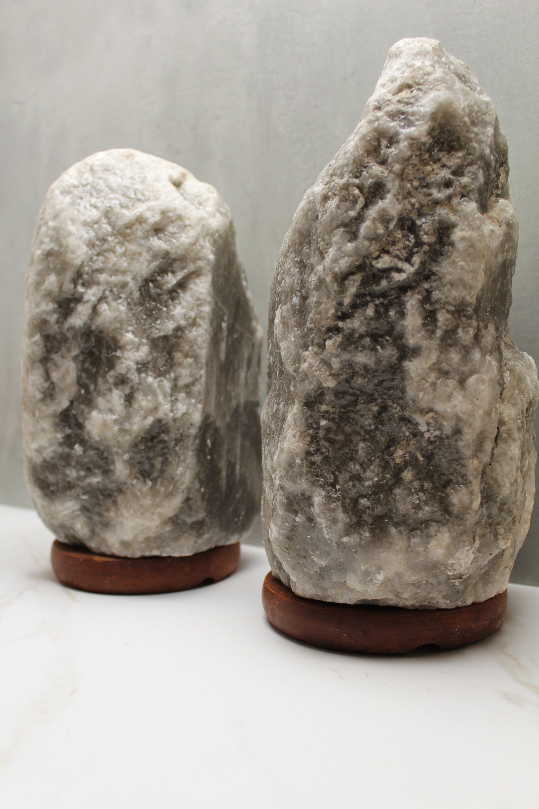Himalaya saltlampe i naturlig grå farve, 4–6 kg