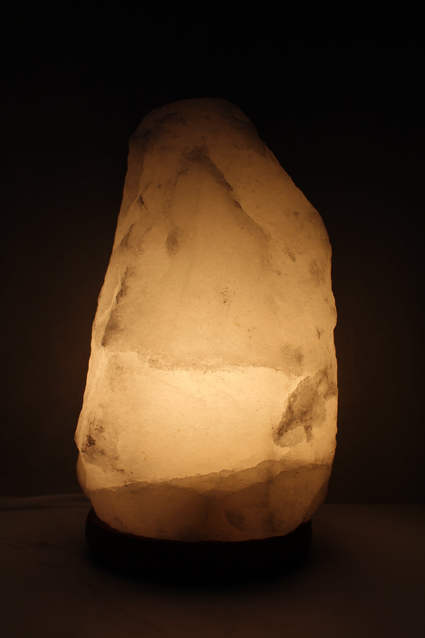 Himalaya saltlampe i naturlig hvid farve, 4–6 kg, med varmt lys