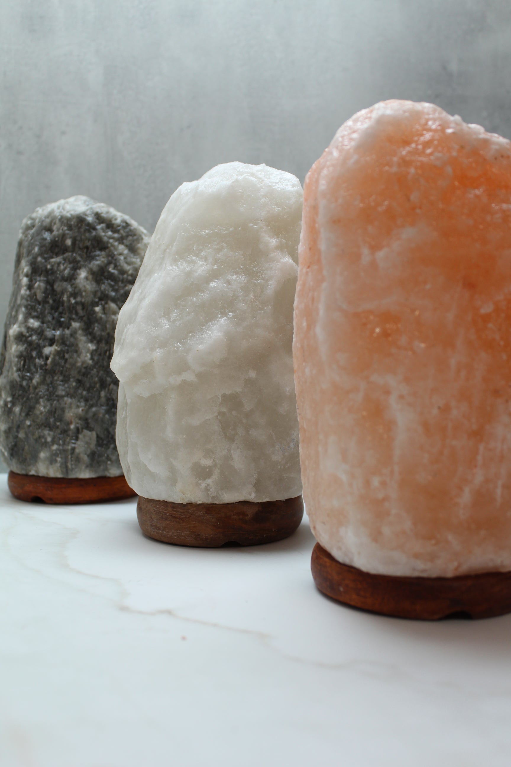 Himalaya saltlamper i naturlig grå hvid og orange farve, 2–3 kg