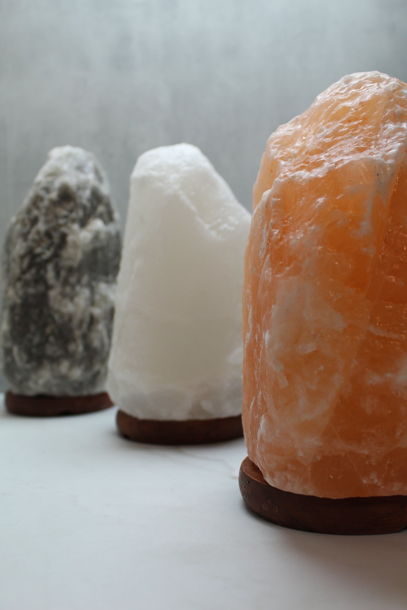 Himalaya saltlampe i naturlig orange hvid og grå farve, 4–6 kg