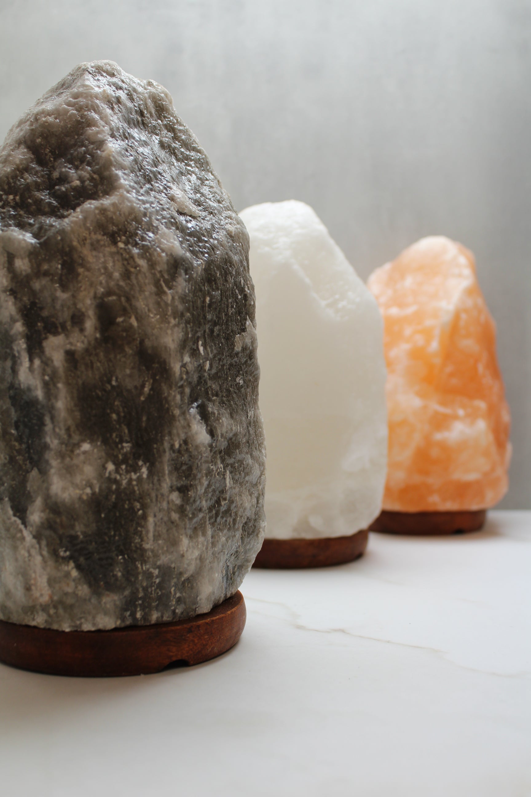 Himalaya saltlampe i naturlig grå hvid og orange farve, 4-6 kg