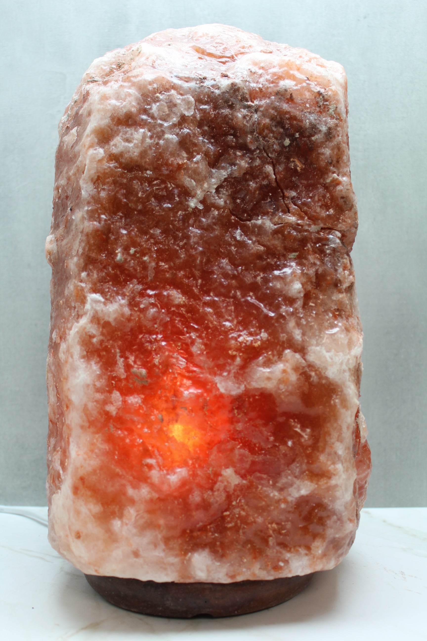 Himalaya saltlampe i naturlig orange farve, 10-14 kg, med varmt lys