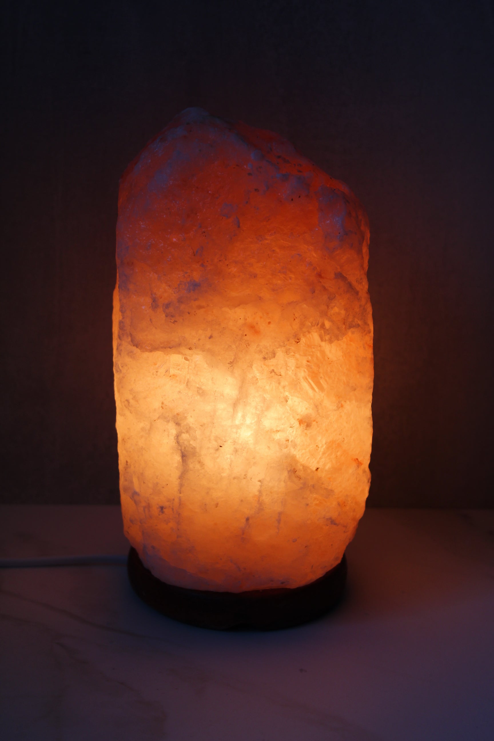 Himalaya saltlampe i naturlig orange farve, 2–3 kg, med varmt lys
