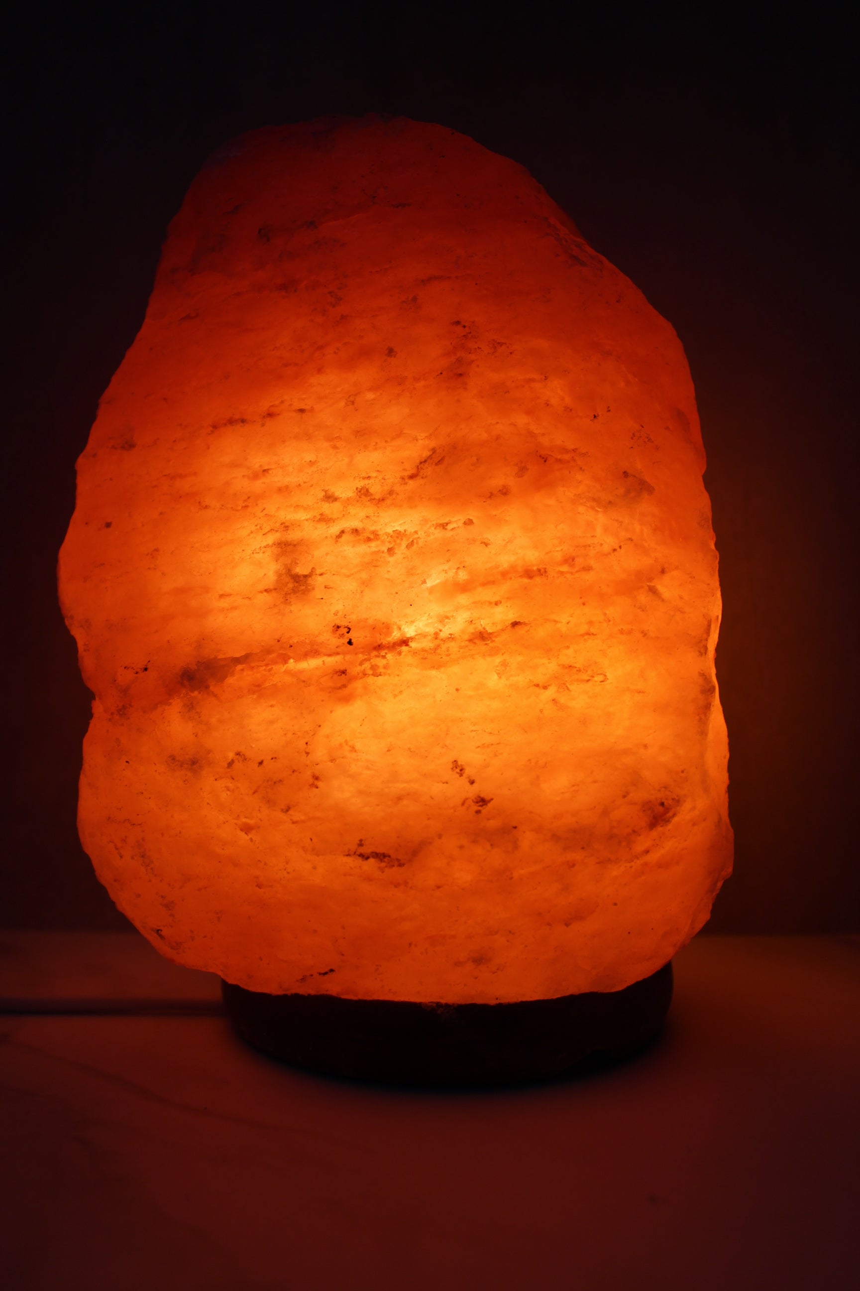 Himalaya saltlampe i naturlig orange farve, 4-6 kg, med varmt lys