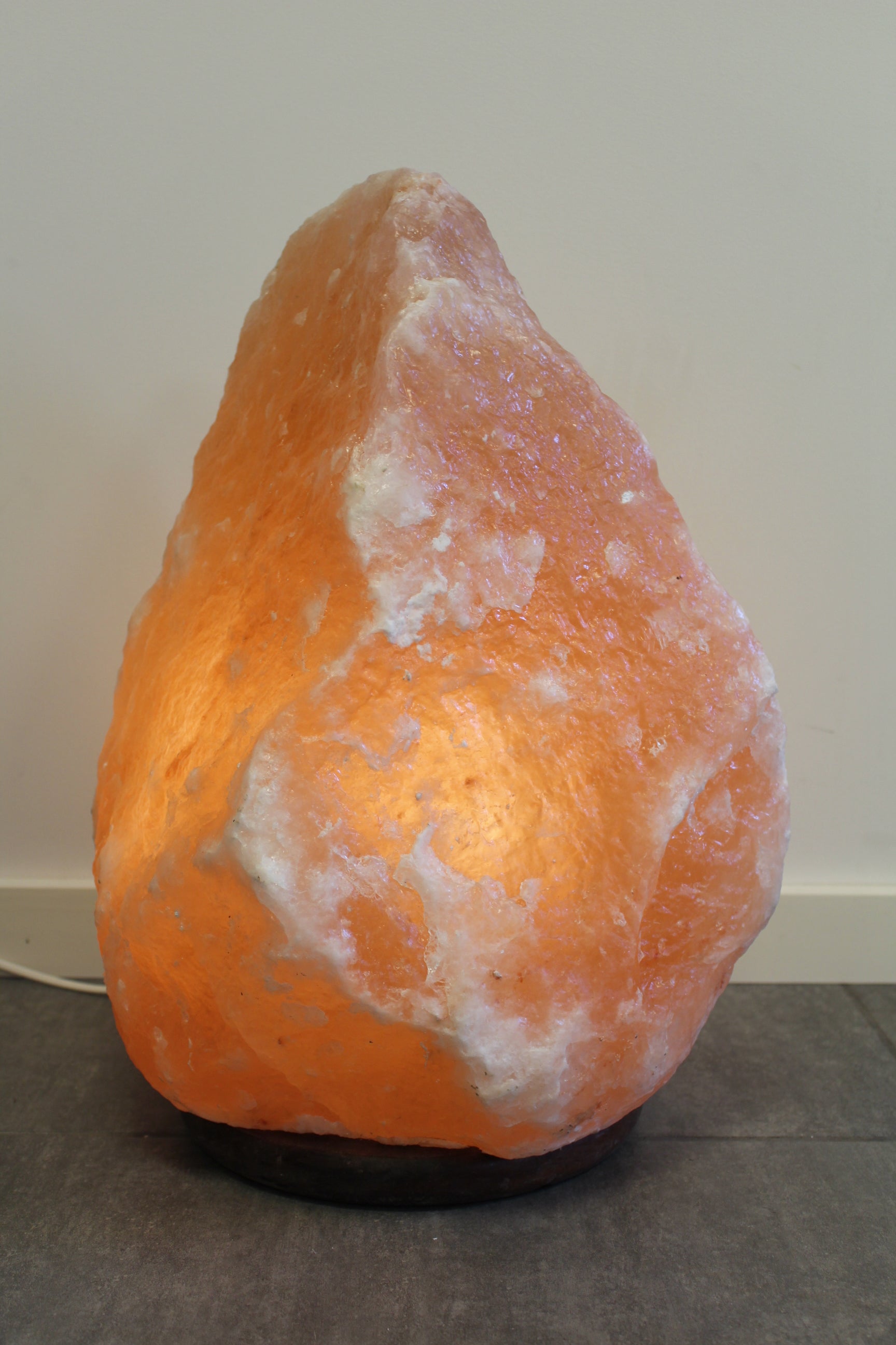 Himalaya saltlampe i naturlig orange farve, 40-50 kg, med varmt lys